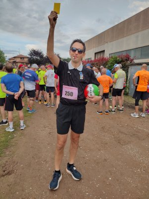 corridore mascherato arbitro